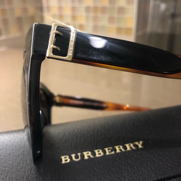 Burberry Sunglasses w/ Hard Case - Picture 8 of 8